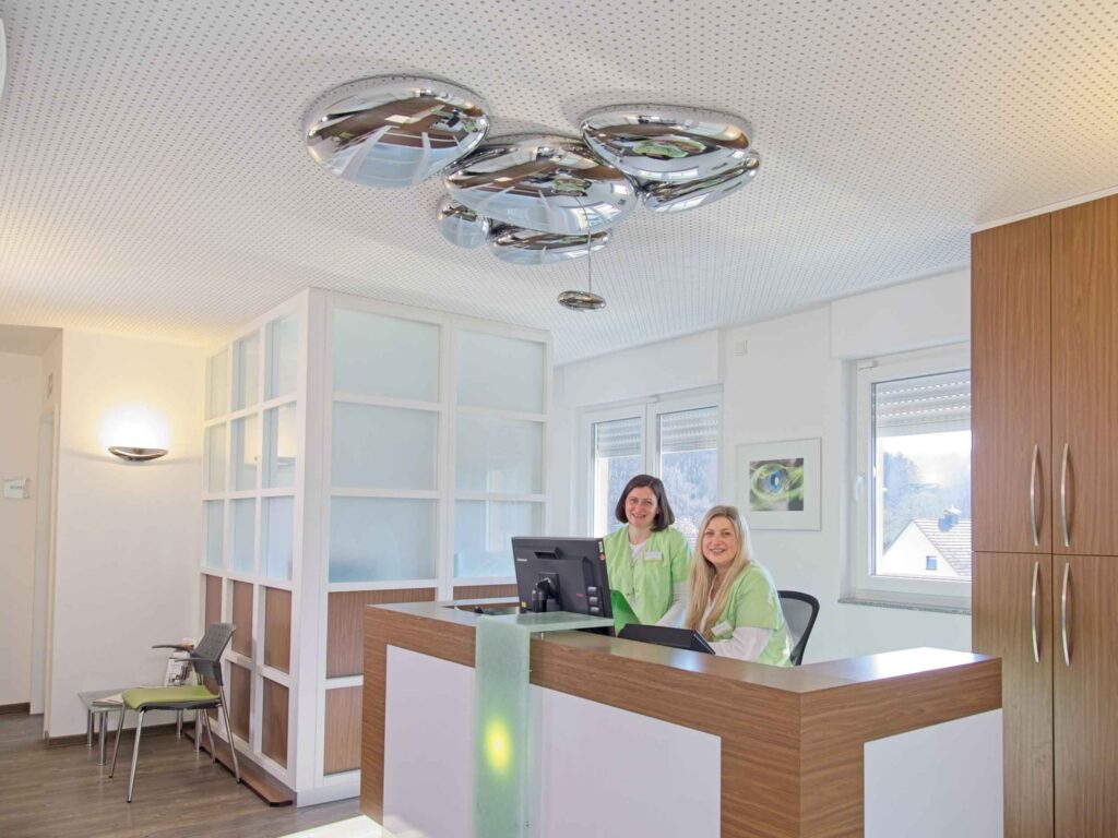 Zwei Damen am Empfang