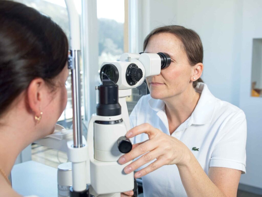 Claudia Schmidt-Dudziak untersucht eine Patientin