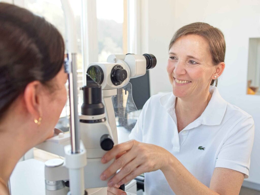 Claudia Schmidt-Dudziak untersucht eine Patientin
